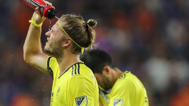 Jul 23, 2022; Cincinnati, Ohio, USA; Nashville SC defender Walker Zimmerman (25) splashes his face with water from a Bodyarmor bottle in the second half against FC Cincinnati at TQL Stadium. Mandatory Credit: Katie Stratman-USA TODAY Sports