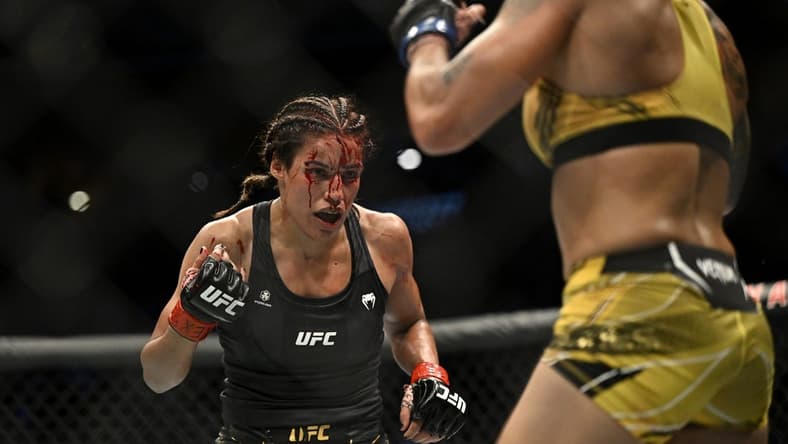 Jul 30, 2022; Dallas, TX, USA; Julianna Pena (red gloves) fights Amanda Nunes (blue gloves) in a women s bantamweight title bout during UFC 277 at the American Airlines Center. Mandatory Credit: Jerome Miron-USA TODAY Sports