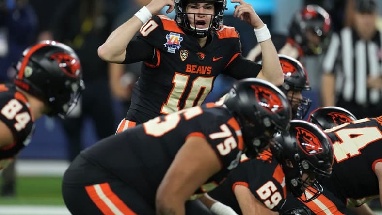 Dec 18, 2021; Inglewood, CA, USA; Oregon State Beavers quarterback Chance Nolan (10) gestures against the Utah State Aggies in the first half of the 2021 LA Bowl at SoFi Stadium. Mandatory Credit: Kirby Lee-USA TODAY Sports