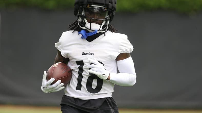 Jun 9, 2022; Pittsburgh, Pennsylvania, USA; Pittsburgh Steelers wide receiver Diontae Johnson (18) participates in minicamp at UPMC Rooney Sports Complex.. Mandatory Credit: Charles LeClaire-USA TODAY Sports