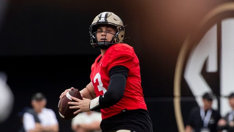 Vanderbilt Commodores    AJ Swann looks to pass during the Vanderbilt Spring Game at Vanderbilt Stadium in Nashville , Tenn., Saturday, April 16, 2022.

Spring Game004