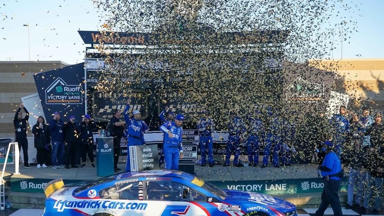 Oct 24, 2021; Kansas City, Kansas, USA; NASCAR Cup Series driver Kyle Larson (5) celebrates with his crew after winning the Hollywood Casino 400 at Kansas Speedway. Mandatory Credit: Denny Medley-USA TODAY Sports