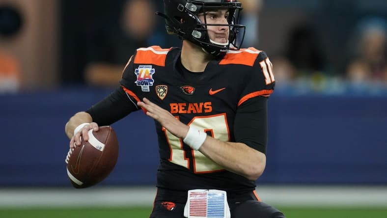Dec 18, 2021; Inglewood, CA, USA; Oregon State Beavers quarterback Chance Nolan (10) throws the ball against the Utah State Aggies in the first half of the 2021 LA Bowl at SoFi Stadium. Mandatory Credit: Kirby Lee-USA TODAY Sports