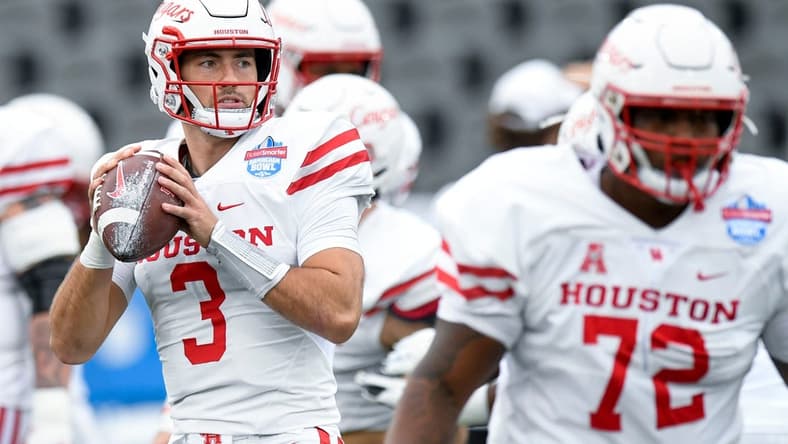 Houston quarterback Clayton Tune (3) warms up behind Houston offensive lineman Tank Jenkins (72) before the Birmingham Bowl at Protective Stadium in Birmingham, Ala., on Tuesday December 28, 2021.

Pre17