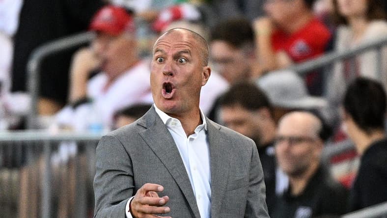 Aug 13, 2022; Toronto, Ontario, CAN;  Portland Timbers head coach Giovanni Savarese speaks to his players in the first half against Toronot FC at BMO Field. Mandatory Credit: Dan Hamilton-USA TODAY Sports