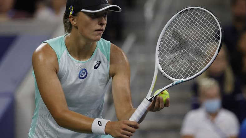 Sep 3, 2022; Flushing, NY, USA; Iga Swiatek (POL) prepares to serve against Lauren Davis (USA) (not pictured)  day six of the 2022 U.S. Open tennis tournament at USTA Billie Jean King Tennis Center. Mandatory Credit: Geoff Burke-USA TODAY Sports