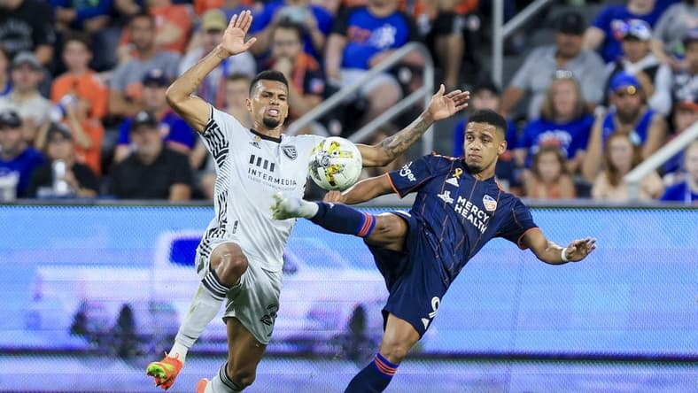 Sep 10, 2022; Cincinnati, Ohio, USA; San Jose Earthquakes Rodrigues (left) battles for the ball against FC Cincinnati forward Brenner (9) in the first half at TQL Stadium. Mandatory Credit: Aaron Doster-USA TODAY Sports