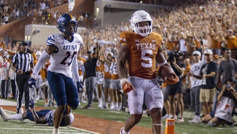 Sep 17, 2022; Austin, Texas, USA; Texas Longhorns running back Bijan Robinson (5) runs for a touchdown against the UTSA Roadrunners during the fourth quarter at Darrell K Royal-Texas Memorial Stadium. Mandatory Credit: John Gutierrez-USA TODAY Sports