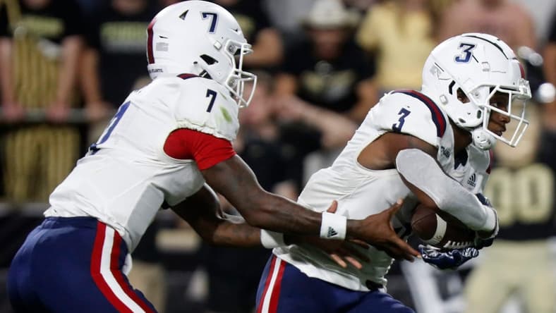 Florida Atlantic Owls quarterback N'Kosi Perry (7) hands the ball off to Florida Atlantic Owls running back Larry McCammon (3) during the NCAA football game against the Purdue Boilermakers, Saturday, Sept. 24, 2022, at Ross-Ade Stadium in West Lafayette, Ind.

Pufaufb92422 Am15890