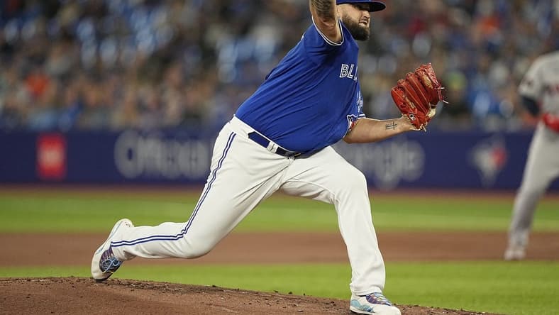 Sep 30, 2022; Toronto, Ontario, CAN; Toronto Blue Jays starting pitcher Alek Manoah (6) pitches to the Boston Red Sox during the first inning at Rogers Centre. Mandatory Credit: John E. Sokolowski-USA TODAY Sports