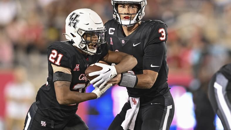 Sep 30, 2022; Houston, Texas, USA; Houston Cougars quarterback Clayton Tune (3) hands the ball off to running back Stacy Sneed (21) during the third quarter against the Tulane Green Wave at TDECU Stadium in Houston, Texas. Mandatory Credit: Maria Lysaker-USA TODAY Sports