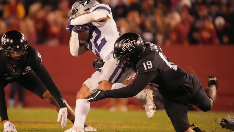 Iowa State defensive back Jeremiah Cooper (19) tackles Kansas State running back Deuce Vaughn (22) during a NCAA college football game at Jack Trice Stadium in Ames, Iowa, on Saturday, Oct. 8, 2022.
Iowastatevskansasstatefb 20221008 Bh