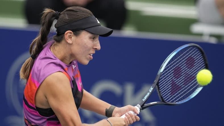 Oct 15, 2022; San Diego, California, US;  Jessica Pegula of the United States hits a shot against Iga Swiatek of Polandduring the San Diego Open at Barnes Tennis Center. Mandatory Credit: Ray Acevedo-USA TODAY Sports