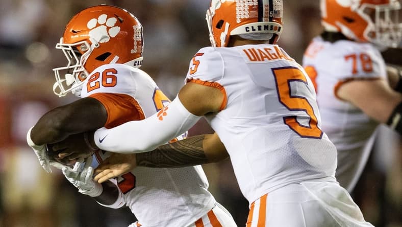 Clemson Tigers quarterback DJ Uiagalelei (5) the ball off to Clemson Tigers running back Phil Mafah (26). The Clemson Tigers defeated the Florida State Seminoles 34-28 at Doak Campbell Stadium on Saturday, Oct. 15, 2022.
Fsu V Clemson First651