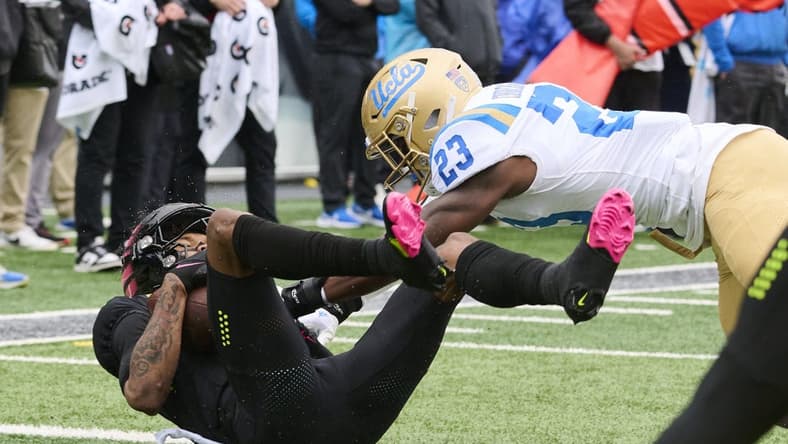 Oct 22, 2022; Eugene, Oregon, USA; Oregon Ducks wide receiver Troy Franklin (11) catches a touchdown pass during the first half against UCLA Bruins defensive back Kenny Churchwell III (23) at Autzen Stadium. Mandatory Credit: Troy Wayrynen-USA TODAY Sports