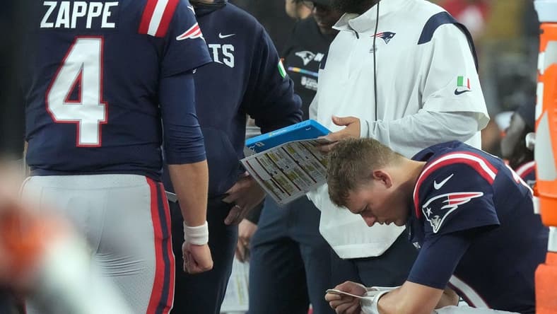 Patriot coaches Joe Judge and Matt Patricia confer as they talk with QN Bailey Zappe as QB Mac Jones studies his play list on his wrist after Jones was replaced by Zappe during the 2nd quarter.
15 Pats Bears 102422 Bb