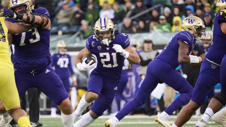 Nov 12, 2022; Eugene, Oregon, USA; Washington Huskies running back Wayne Taulapapa (21) carries the ball for a touchdown during the first half against the Oregon Ducks at Autzen Stadium. Mandatory Credit: Troy Wayrynen-USA TODAY Sports