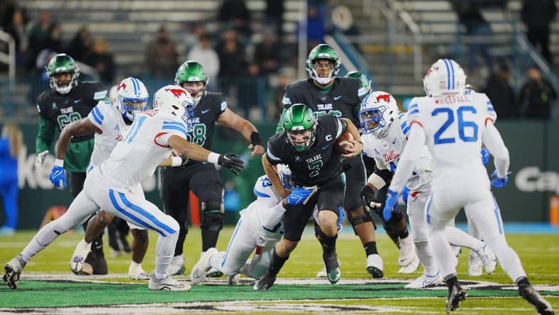Nov 17, 2022; New Orleans, Louisiana, USA; Tulane Green Wave quarterback Michael Pratt (7) runs the ball against the Southern Methodist Mustangs during the first half at Yulman Stadium. Mandatory Credit: Andrew Wevers-USA TODAY Sports