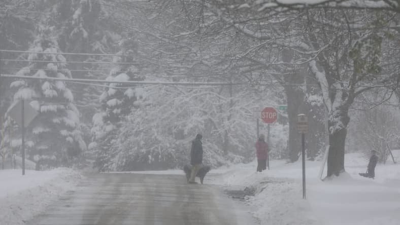 The National Weather Service said the snow could paralyze the hardest-hit communities, including Buffalo, with periods of near-zero visibility.
Snow3 3