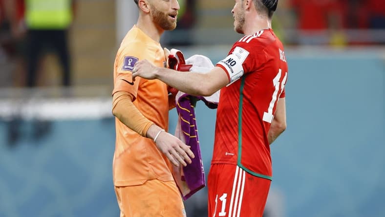 Nov 21, 2022; Al Rayyan, Qatar; United States of America goalkeeper Matt Turner (1) talks with Wales forward Gareth Bale (11) after a group stage match during the 2022 FIFA World Cup at Ahmed Bin Ali Stadium. Mandatory Credit: Yukihito Taguchi-USA TODAY Sports