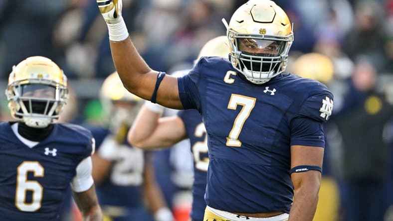 Nov 19, 2022; South Bend, Indiana, USA; Notre Dame Fighting Irish defensive lineman Isaiah Foskey (7) acknowledges the crowd after a sack in the second quarter against the Boston College Eagles. Mandatory Credit: Matt Cashore-USA TODAY Sports