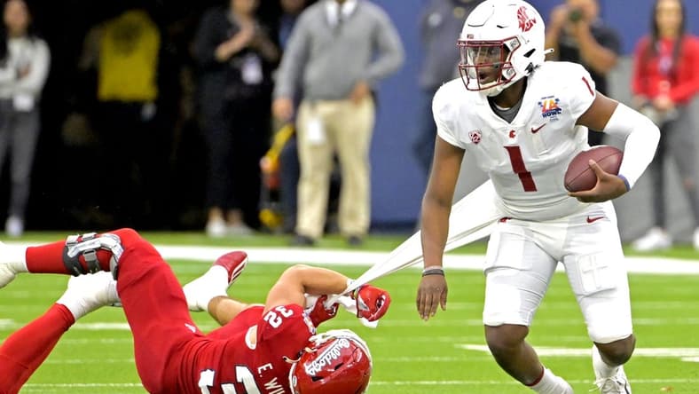 Dec 17, 2022; Inglewood, CA, USA; Fresno State Bulldogs defensive back Evan Williams (32) pulls on the jersey of Washington State Cougars quarterback Cameron Ward (1) for a sack in the first half at SoFi Stadium. Mandatory Credit: Jayne Kamin-Oncea-USA TODAY Sports