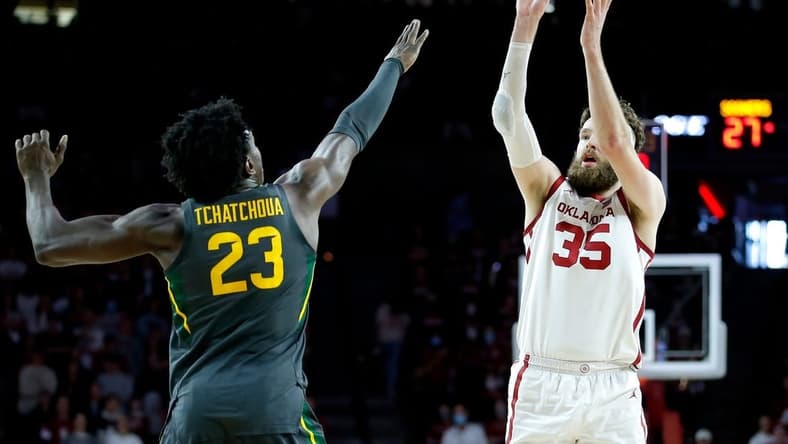 Oklahoma's Tanner Groves (35) shoots a 3-point basket as Baylor's Jonathan Tchamwa Tchatchoua (23) defends in the second half during the men's college game between the Oklahoma Sooners and the Baylor Bears at the Lloyd Noble Center in Norman, Okla., Saturday, Jan. 22, 2022.

Ou Mbb Vs Baylor