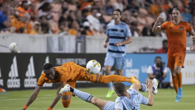 Sep 10, 2022; Houston, Texas, USA; Houston Dynamo FC forward Nelson Quinones (21) and Sporting Kansas City midfielder Uri Rosell (6) battle for the ball during the second half at PNC Stadium. Mandatory Credit: Troy Taormina-USA TODAY Sports
