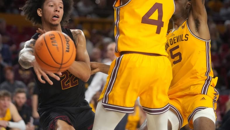 USC Trojans guard Tre White (22) throws a pass along the baseline past ASU Sun Devil guard Desmond Cambridge Jr. (4) at Desert Financial Arena in Tempe on Jan. 21, 2023.
Basketball Usc Asu Usc At Arizona State