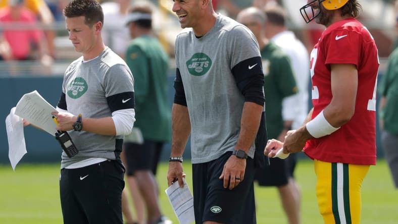 (File photo) The Jets are working to acquire Green Bay Packers quarterback Aaron Rodgers (12), pictured in a joint training camp as New York head coach Robert Saleh (center) looks on.