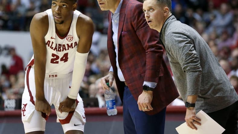 Jan 7, 2023; Tuscaloosa, AL, USA; Alabama forward Brandon Miller (24) talks with Alabama head coach Nate Oats and assistant coach Charlie Henry at Coleman Coliseum. Alabama defeated Kentucky 78-52.
Ncaa Basketball Alabama Crimson Tide Vs Kentucky Wildcats