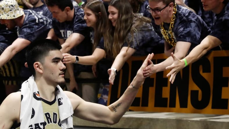 Purdue Boilermakers center Zach Edey (15) high fives fans after the NCAA men s basketball game, Sunday, March 5, 2023, at Mackey Arena in West Lafayette, Ind. The Purdue Boilermakers won 76-71.
Purillini030523 Am8898