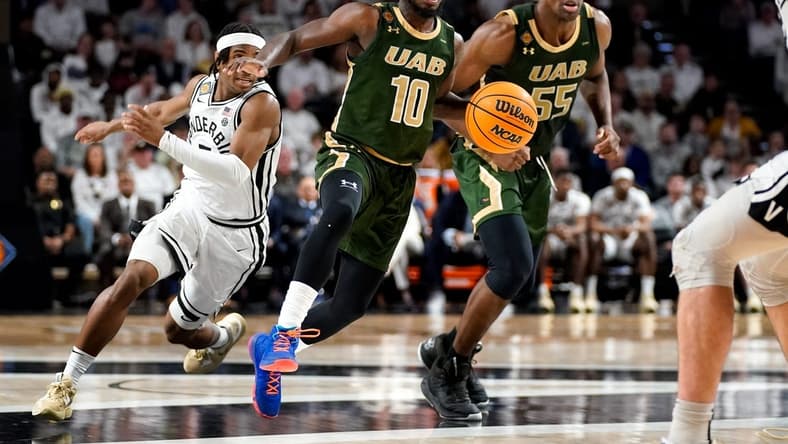 UAB guard Jordan Walker (10) advances up the court with the ball against Vanderbilt during the second half of an NIT quarterfinal game at Memorial Gym in Nashville, Tenn., Wednesday, March 22, 2023.
Vandynit 032223 An 022