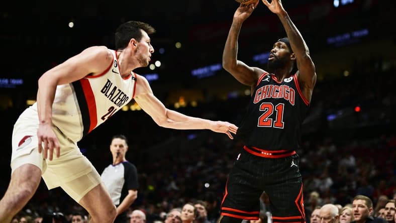 Mar 24, 2023; Portland, Oregon, USA; Chicago Bulls guard Patrick Beverley (21) passes the ball during the first half against Portland Trail Blazers forward Drew Eubanks (24) at Moda Center. Mandatory Credit: Troy Wayrynen-USA TODAY Sports