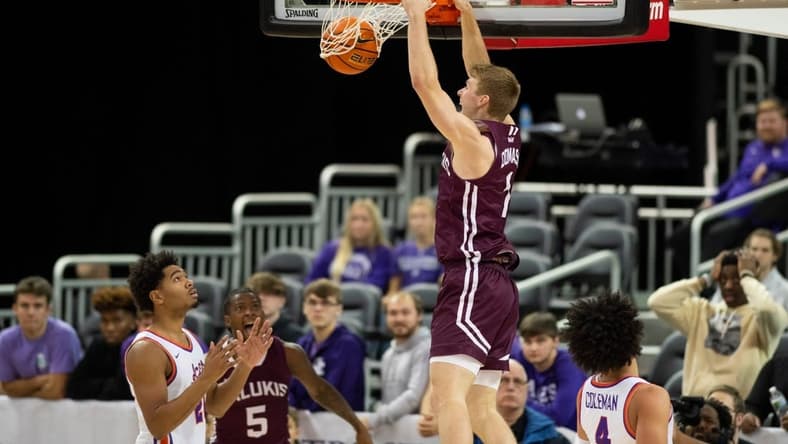 Southern Illinois    Marcus Domask (1) dunks the ball as the University of Evansville Purple Aces play the Southern Illinois Salukis at Ford Center in Evansville, Ind., Wednesday, Nov. 30, 2022.

Uevssouthernillinois 13