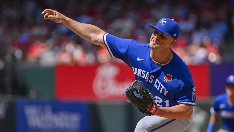 May 29, 2023; St. Louis, Missouri, USA; Kansas City Royals relief pitcher Mike Mayers (21) pitches against the St. Louis Cardinals during the seventh inning at Busch Stadium. Mandatory Credit: Jeff Curry-USA TODAY Sports