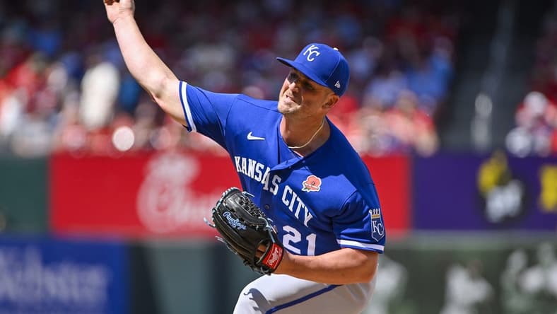 May 29, 2023; St. Louis, Missouri, USA;  Kansas City Royals relief pitcher Mike Mayers (21) pitches against the St. Louis Cardinals during the seventh inning at Busch Stadium. Mandatory Credit: Jeff Curry-USA TODAY Sports