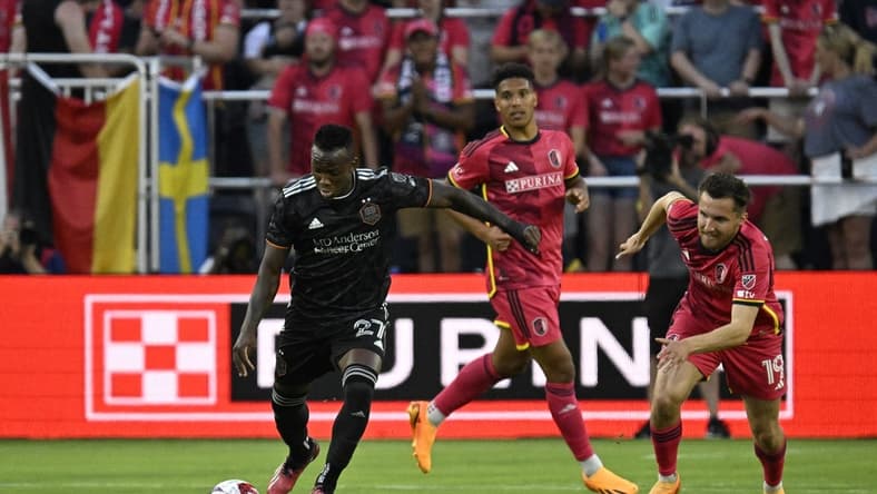 Jun 3, 2023; St. Louis, Missouri, USA; Houston Dynamo midfielder Luis Caicedo (27) runs with the ball during the first half at CITYPARK. Mandatory Credit: Scott Rovak-USA TODAY Sports