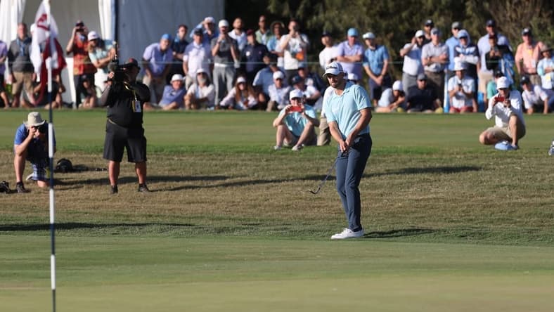 Jun 18, 2023; Los Angeles, California, USA; Wyndham Clark hits a chip shot on the 17th green during the final round of the U.S. Open golf tournament at Los Angeles Country Club. Mandatory Credit: Kiyoshi Mio-USA TODAY Sports