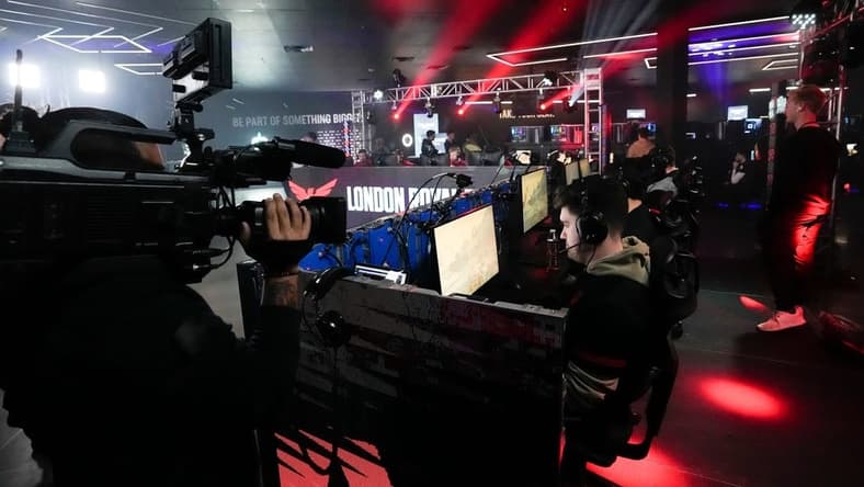 Livestreamed on the main stage, the LA Thieves play the London Royal Ravens during the Call of Duty League Pro-Am Classic esports tournament at Belong Gaming Arena in Columbus on May 6, 2022.
Call Of Duty Esports Tournament