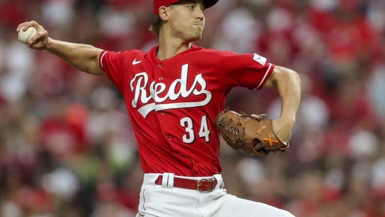 Jul 18, 2023; Cincinnati, Ohio, USA; Cincinnati Reds starting pitcher Luke Weaver (34) pitches against the San Francisco Giants in the first inning at Great American Ball Park. Mandatory Credit: Katie Stratman-USA TODAY Sports