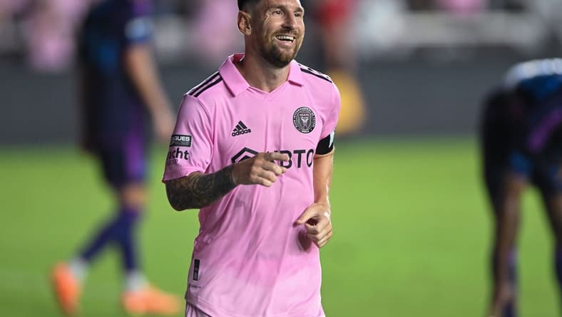 Aug 11, 2023; Fort Lauderdale, FL, USA; Inter Miami CF forward Lionel Messi (10) in the second half against Charlotte FC at DRV PNK Stadium. Mandatory Credit: Jeremy Reper-USA TODAY Sports