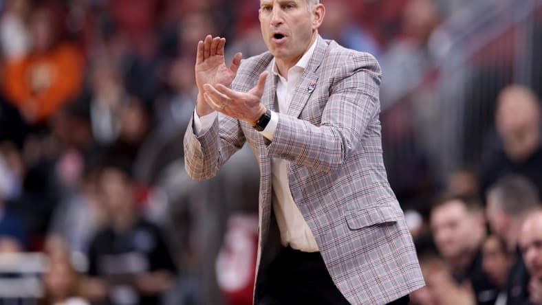 Mar 24, 2023; Louisville, KY, USA; Alabama Crimson Tide head coach Nate Oats during the first half of the NCAA tournament round of sixteen against the San Diego State Aztecs at KFC YUM! Center. Mandatory Credit: Jordan Prather-USA TODAY Sports