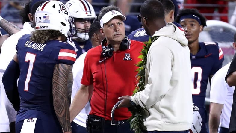 Sep 2, 2023; Tucson, Arizona, USA; Arizona Wildcats head coach Jedd Fisch talks the Arizona Wildcats quarterback Jayden de Laura (7) after an interception during the second half at Arizona Stadium. Mandatory Credit: Zac BonDurant-USA TODAY Sports