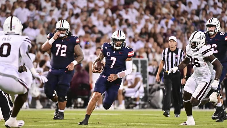 Sep 9, 2023; Starkville, Mississippi, USA; Arizona Wildcats quarterback Jayden de Laura (7) runs the ball against the Mississippi State Bulldogs during the second quarter at Davis Wade Stadium at Scott Field. Mandatory Credit: Matt Bush-USA TODAY Sports