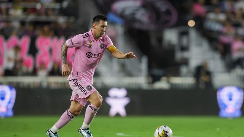 Sep 20, 2023; Fort Lauderdale, Florida, USA; Inter Miami CF forward Lionel Messi (10) runs with the ball against the Toronto FC during the first half at DRV PNK Stadium. Mandatory Credit: Sam Navarro-USA TODAY Sports