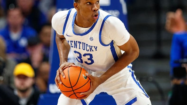 Nov 23, 2022; Lexington, Kentucky, USA; Kentucky Wildcats forward Ugonna Onyenso (33) handles the ball during the second half against the North Florida Ospreys at Rupp Arena at Central Bank Center. Mandatory Credit: Jordan Prather-USA TODAY Sports
