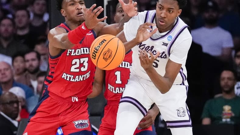 Mar 25, 2023; New York, NY, USA; Florida Atlantic Owls guard Brandon Weatherspoon (23) and Kansas State Wildcats forward Nae'Qwan Tomlin (35) fight for a loose ball during the first half of an NCAA tournament East Regional final at Madison Square Garden. Mandatory Credit: Robert Deutsch-USA TODAY Sports