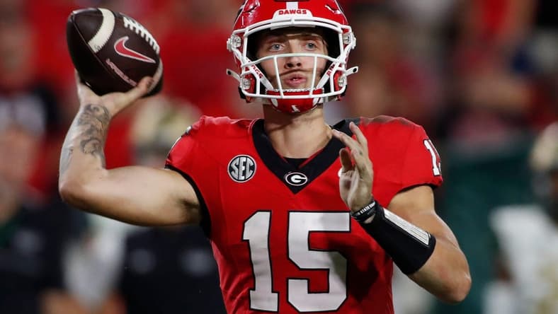 Georgia quarterback Carson Beck (15) throws a pass to Georgia tight end Brock Bowers (19) during the second half of a NCAA college football game against UAB in Athens, Ga., on Saturday, Sept. 23, 2023.