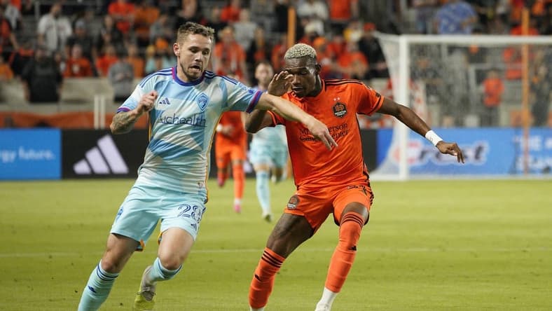Oct 7, 2023; Houston, Texas, USA; Colorado Rapids midfielder Sam Nicholson (28) dribbles against Houston Dynamo forward Nelson Quinones (21) during the first half at Shell Energy Stadium. Mandatory Credit: Dustin Safranek-USA TODAY Sports
